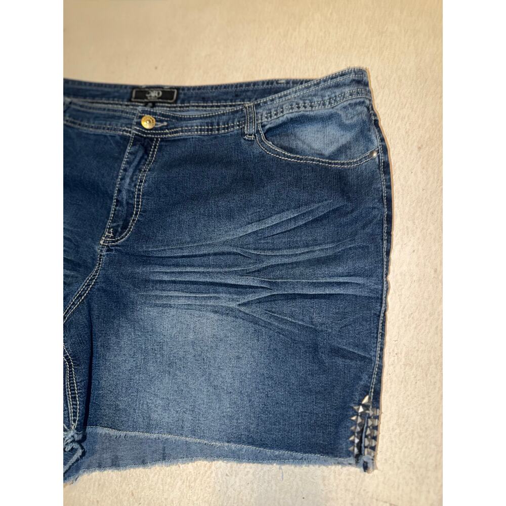 Cato women’s raw hem blue jeans short with studded on side split - Picture 3 of 16